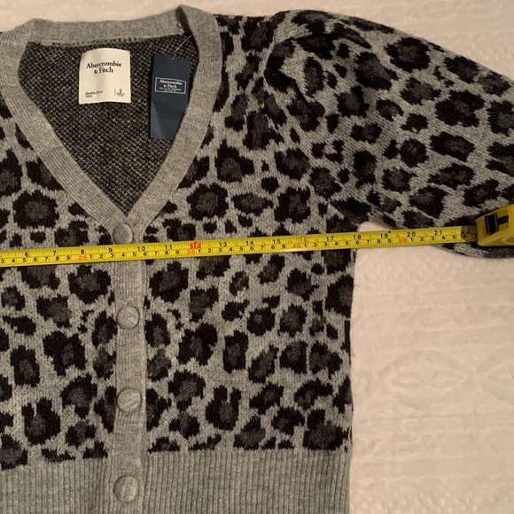 NWTs Abercrombie & Fitch, button down sweater. SZ SM - Picture 4 of 9